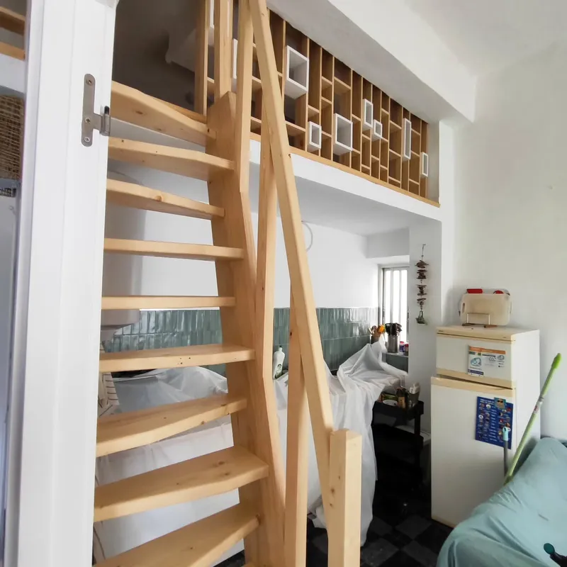 Escalera de pino a la entreplanta