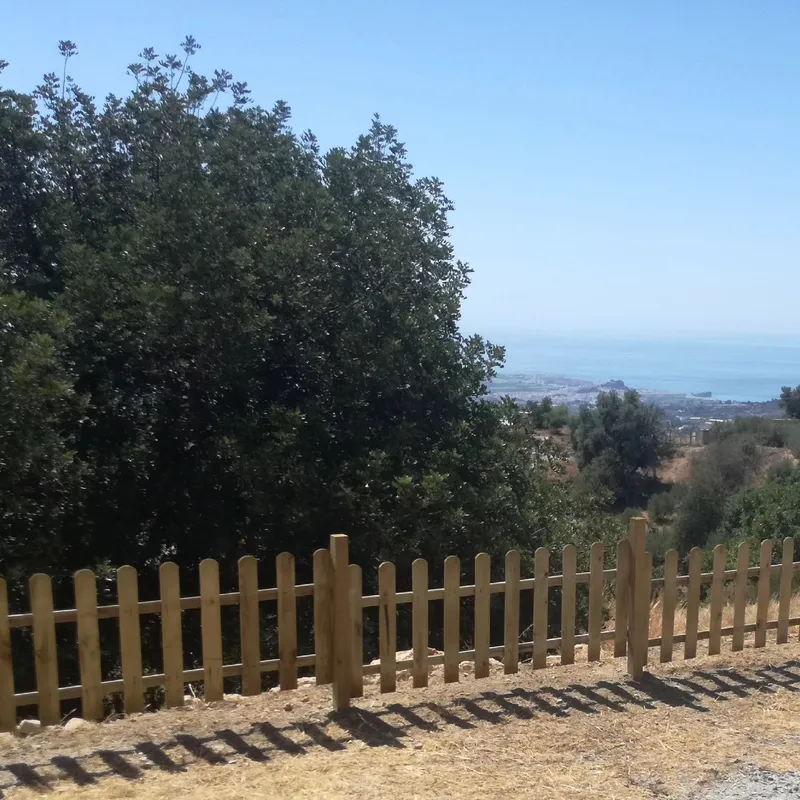Valla de madera frente al mar