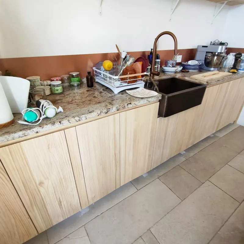 Puerta de cocina en pino alistonado